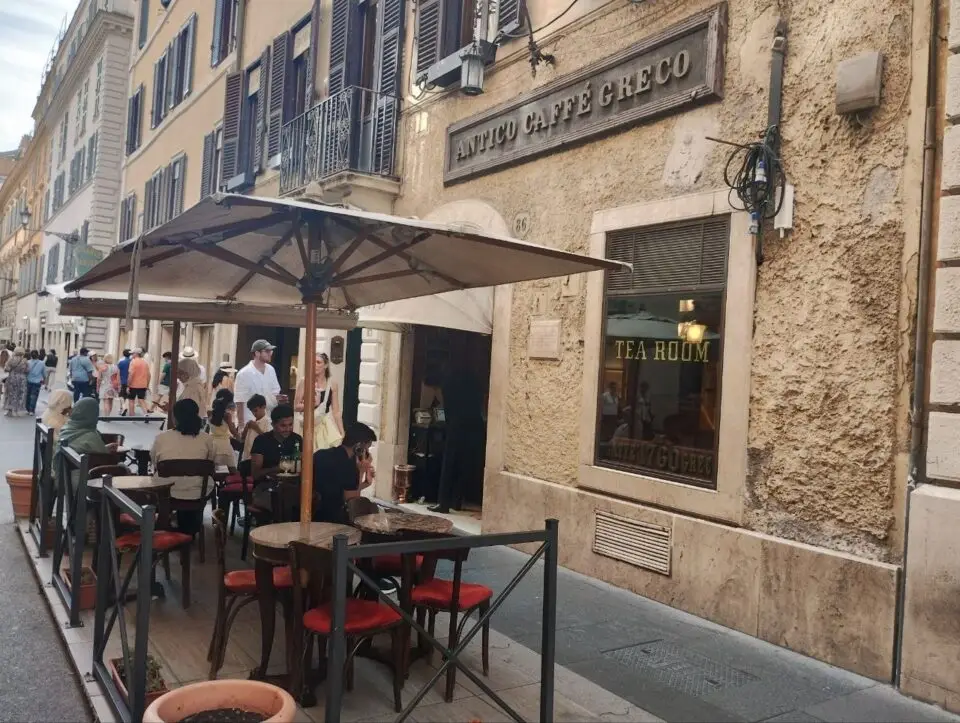 Фасад Antico Caffè Greco на улице Via dei Condotti в Риме