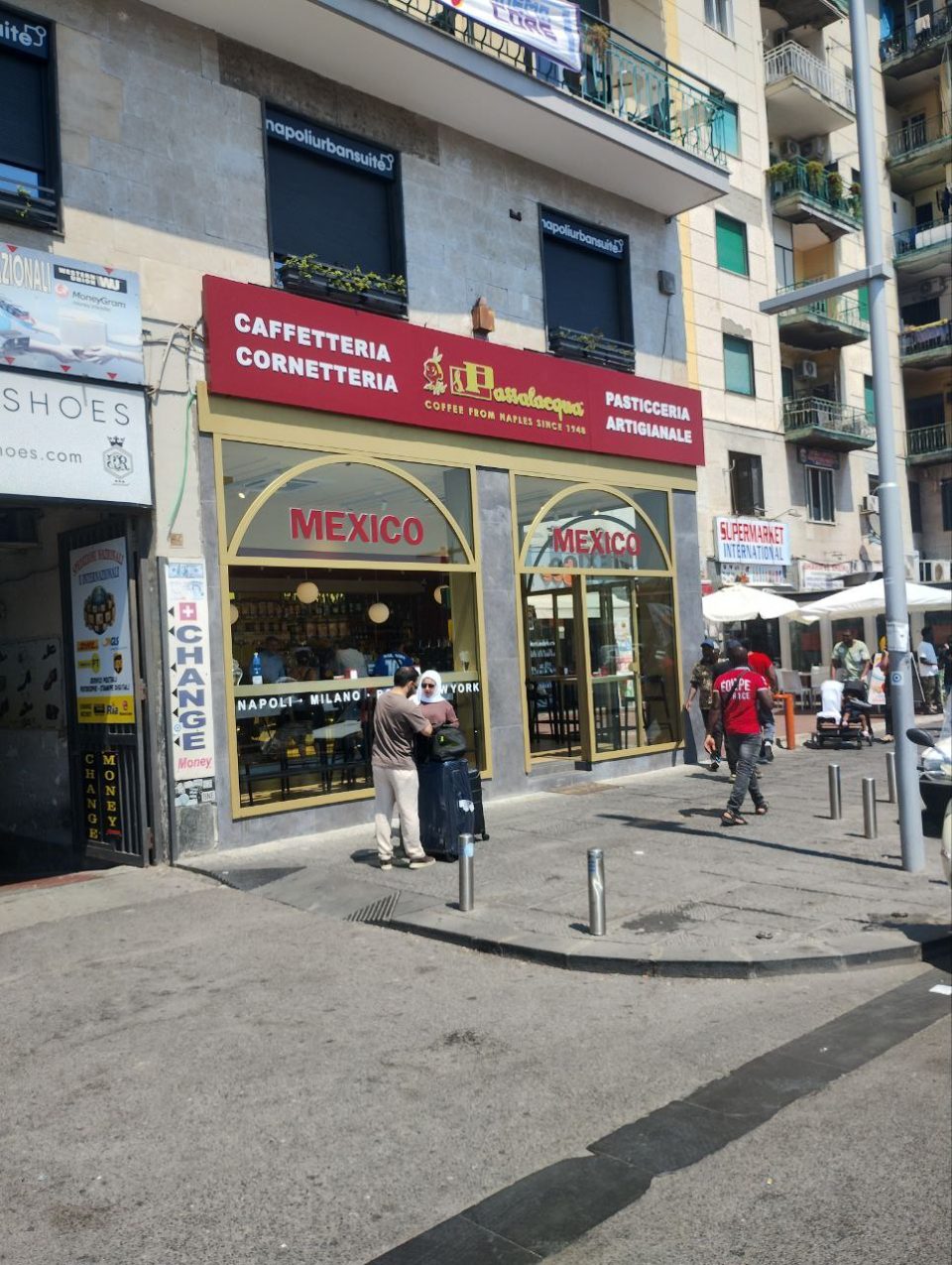 Фасад Bar Mexico на площади Гарибальди у вокзала Napoli Centrale